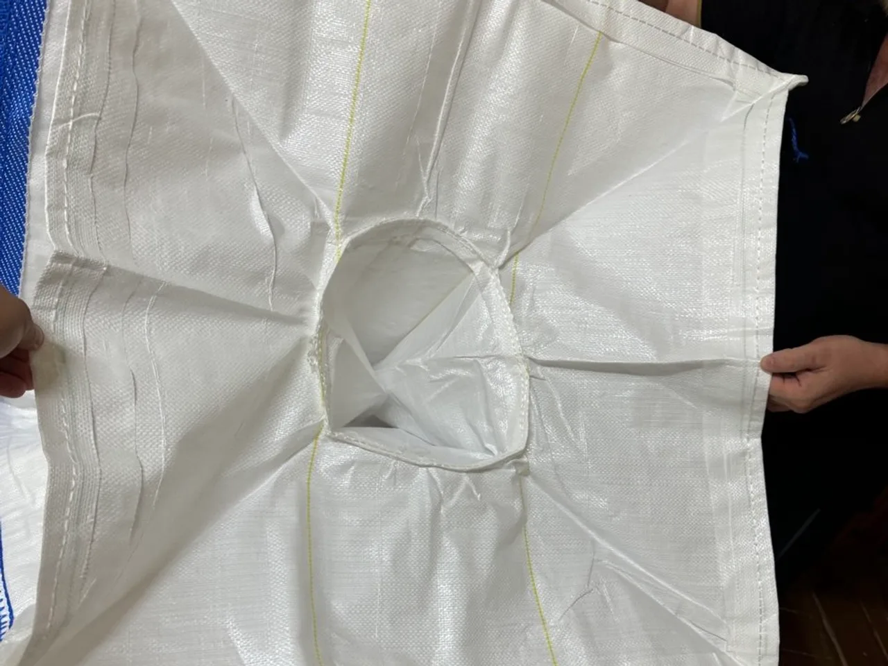 Big bag bottom with a discharge valve — the outlet sleeve unfolded